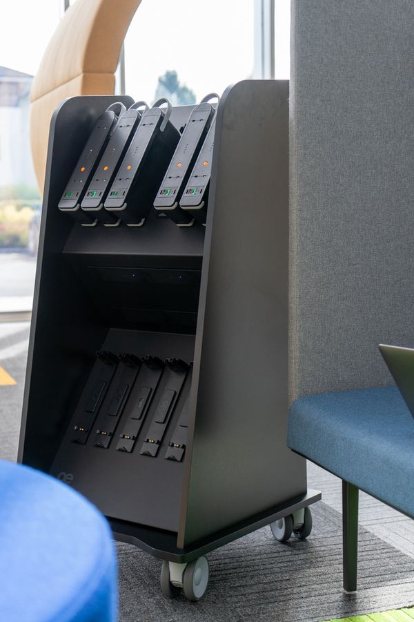 LIBERTY Charging Cart incl. 12 batterie con 2x USB-C nero