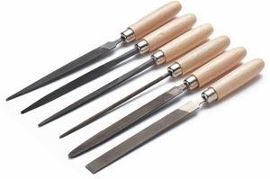 Assortiment de limes à clés dans une boîte métallique