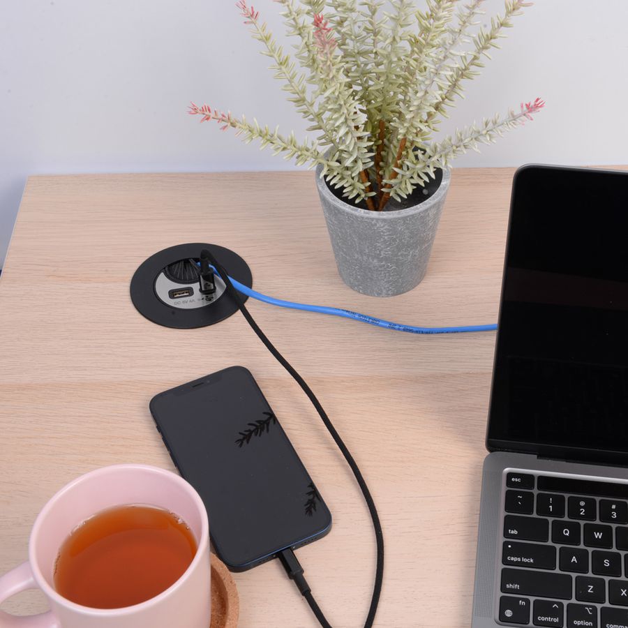 passe-câble avec USB-A et USB-C Charger noir argenté
