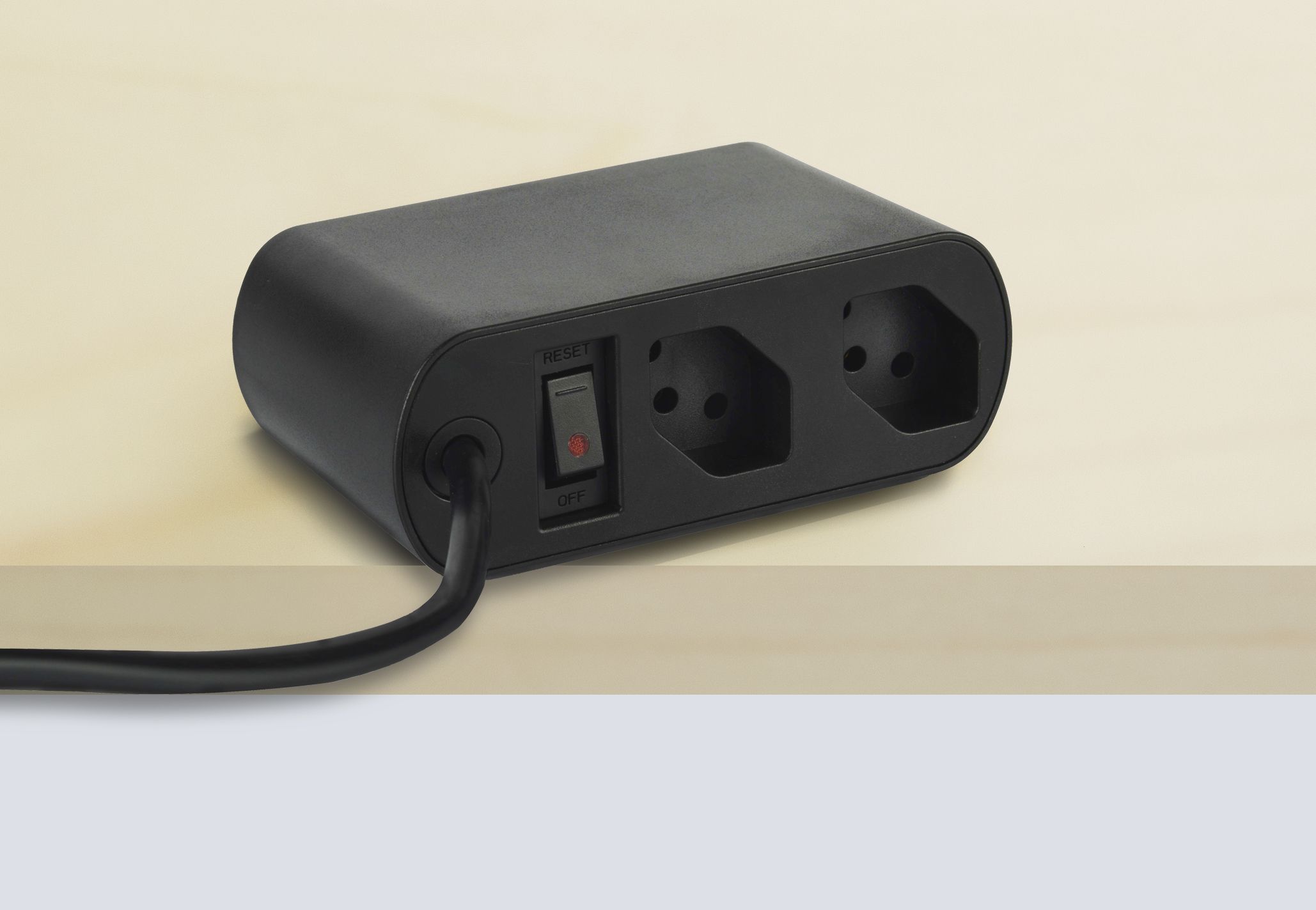 Desktop Charger PD65W 3x USB-C 1x USB-A 2x type 13 noir