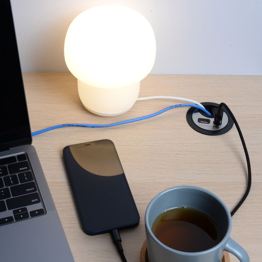 passe-câble avec USB-A et USB-C Charger noir argenté