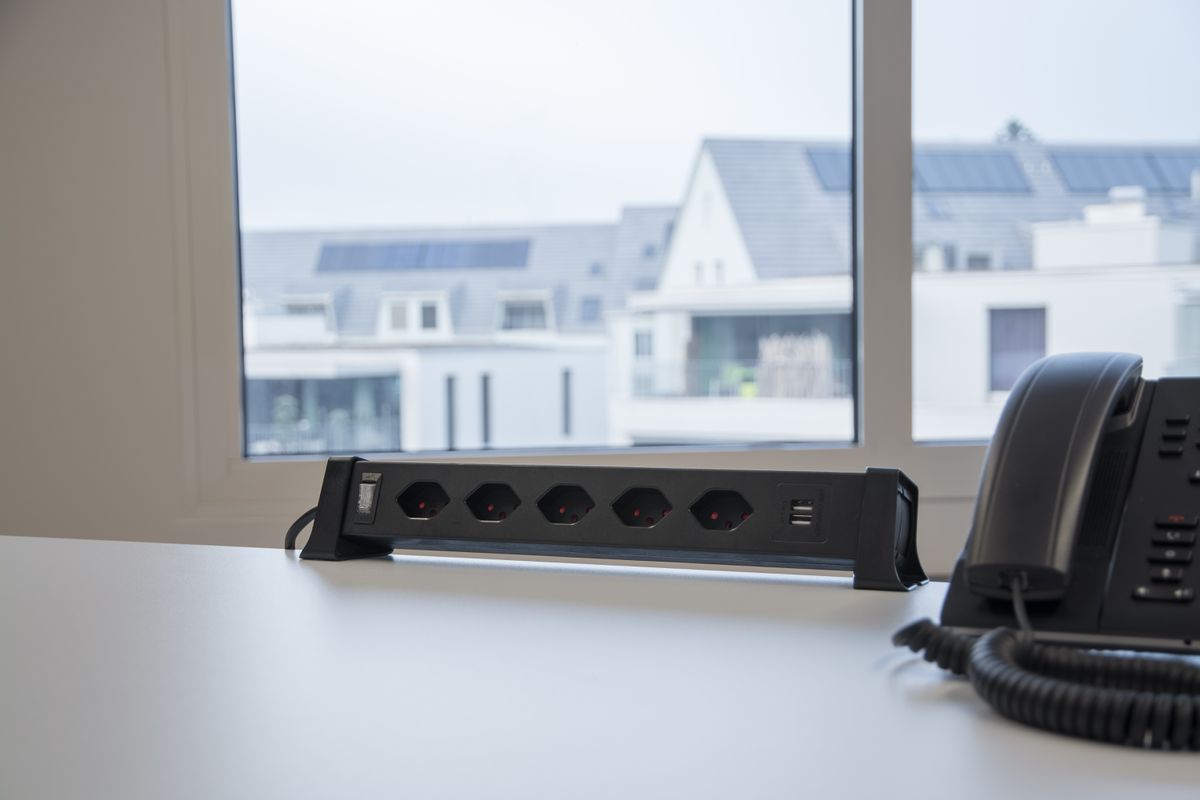 Support noir pour multiprise Safety Line