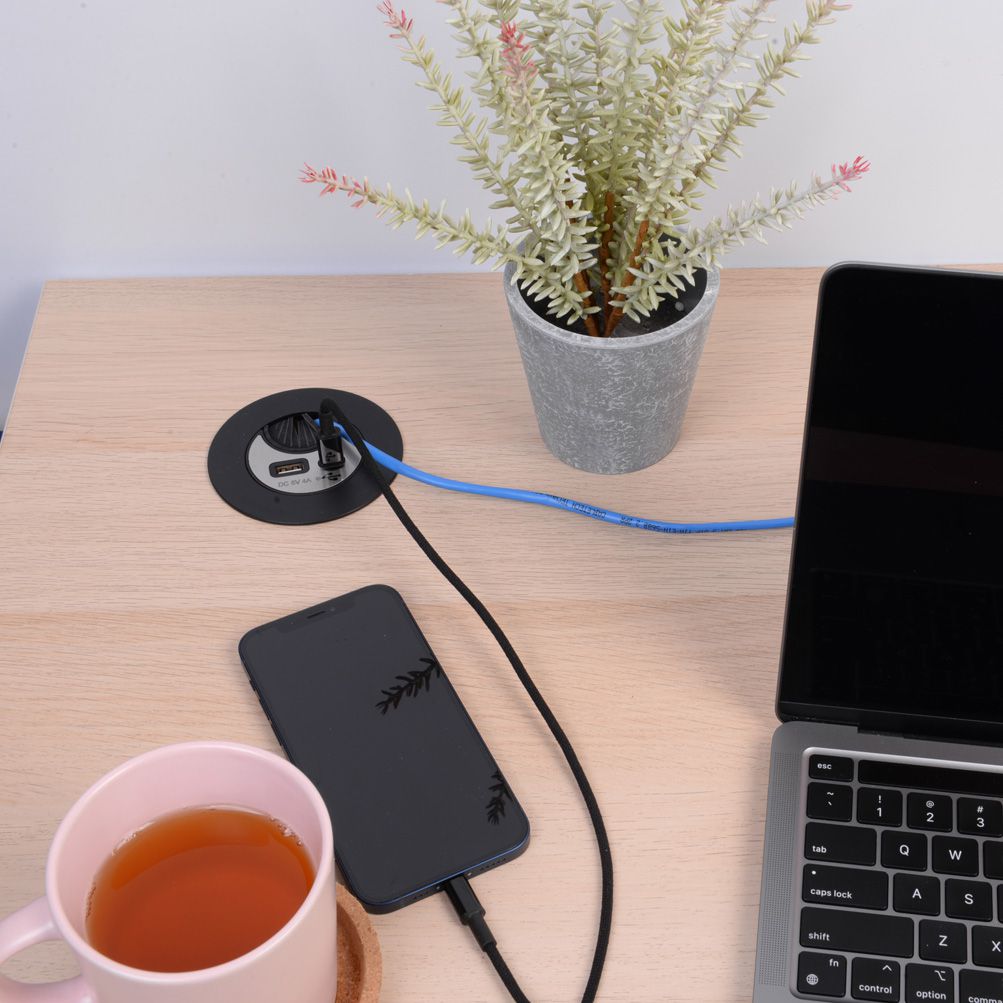 passe-câble avec USB-A et USB-C Charger noir argenté