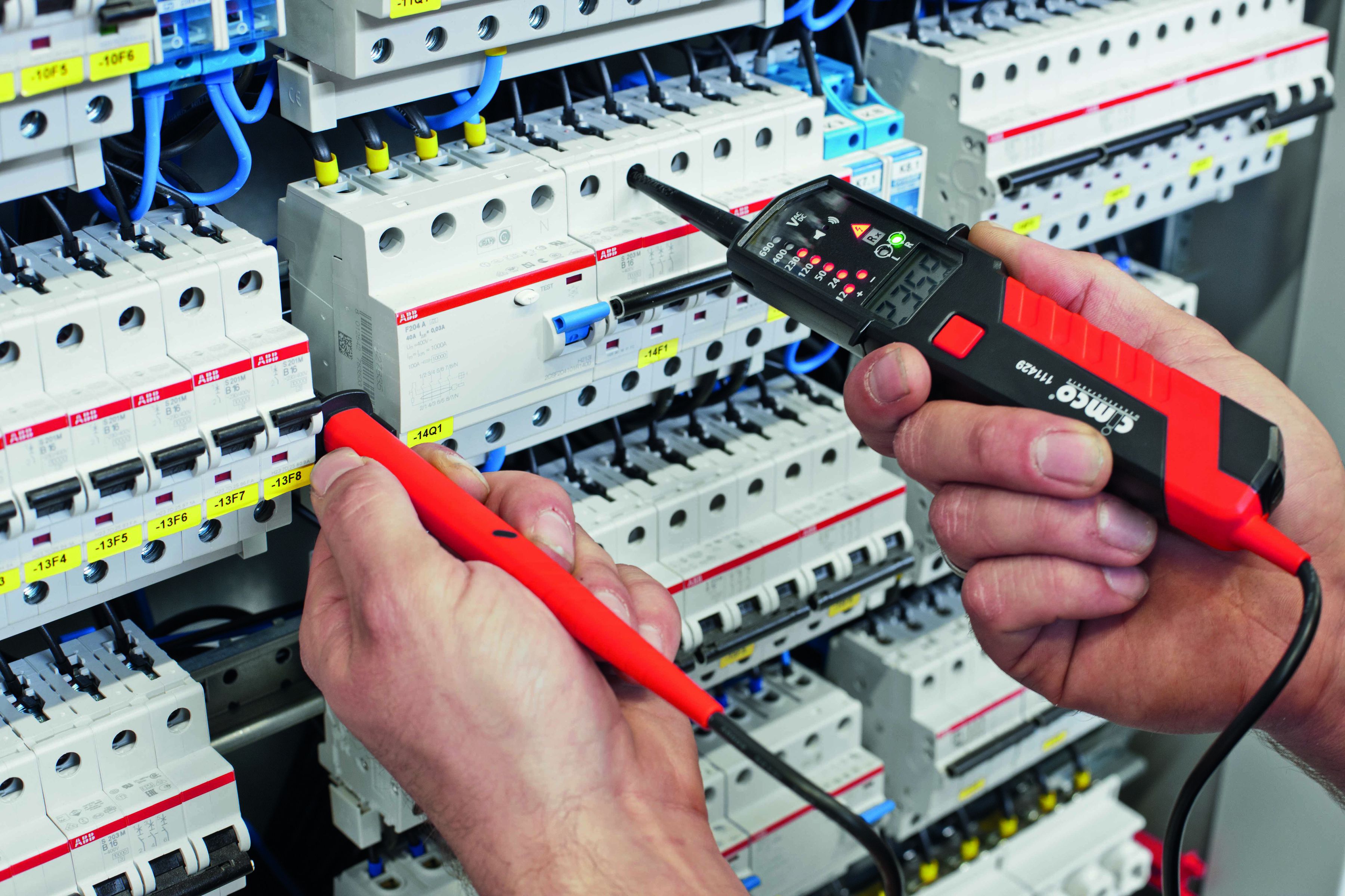 Contrôleur de tension jusqu'à 690 V affichage led et LCD